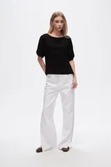Blusa negra de viscosa, corte holgado y cuello redondo.