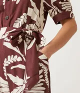 Mono largo Marfinno con estampado de follaje, cuello camisero, manga corta abullonada y cinturón de lazo.