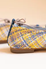 Bailarinas trenzadas con plantilla intercambiable de lana y piel, en tonos ocre y azules con cuerdas en contraste.