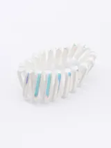 Colero blanco con cuentas rectangulares iridiscentes.