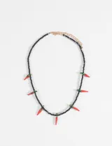 Collar de cuentas de vidrio negros con detalles en rojo, con forma de pequeños pimientos.
