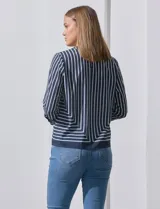 Blusa de gasa estampada a rayas verticales blancas y negras, marca Sioni. Espalda con abertura y botón. Manga larga con puño y botón.