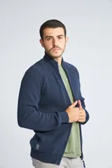 Campera tejida para hombre color bordó, con cierre frontal completo, cuello alto y logo bordado en el pecho. Corte regular.