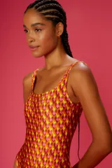 Traje de baño enterizo con estampado geométrico en tonos naranja, amarillo y rosa.