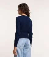 Blusa azul marino de malla texturizada con cuello redondo y mangas largas ajustadas con rib en los puños y barra.
