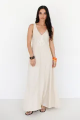 Vestido largo color verde oliva, con escote en V, breteles finos y bordado con motivos vegetales en el pecho.