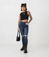 Pantalón skinny de jeans azul oscuro con cintura alta, trabillas, bolsillos y rotos en las rodillas.