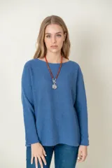 Sweater azul de lana con cuello redondo y mangas largas.