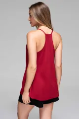 Musculosa roja con breteles finos y escote en V.