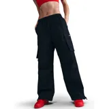 Pantalón cargo negro de corte holgado con cintura elástica ajustable con cordón, bolsillos laterales con solapa y logo de Nike bordado en blanco en el bolsillo izquierdo.