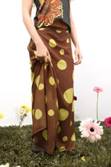 Top de lycra 100% poliéster estampado, de corte al cuello y ajuste elástico.