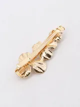 Broche dorado para el pelo con forma de orquídeas y detalle de perlas.