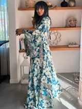 Vestido largo de polysilk con estampado paisley en tonos azul, celeste y dorado. Tiene escote en V, mangas largas acampanadas y corte amplio.