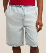 Bermuda baggy de jean celeste con cintura elástica y cordón ajustable.