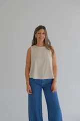 Musculosa beige claro de lurex, con corte recto y breteles finos.