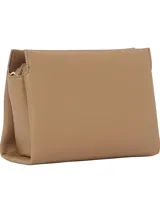 Cartera bandolera pequeña color beige con correa ajustable, confeccionada en poliéster reciclado y poliuretano. Presenta el logo TH metalizado en dorado en la parte delantera.