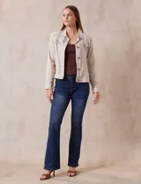 Campera de lino color beige, marca Dash, con abertura central y botones. Tiene bolsillos aplicados en la parte delantera.