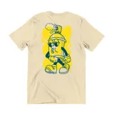 Remera blanca de algodón con estampa en la espalda de una lata de aerosol con brazos y piernas, usando lentes de sol y zapatillas.