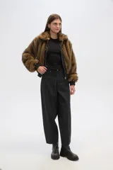 Chaqueta marrón con estampado animal print, cuello solapa, cierre frontal con cremallera y bolsillos laterales.