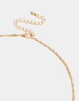 Cadena dorada con dije de corazón delineado con strass.