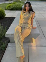 Blusa color verde con detalle de hombrera dorada.