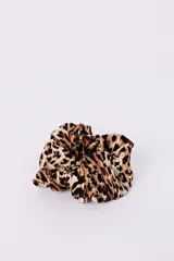 Coletero scrunchie con estampado animal print en tonos beige y marrón.
