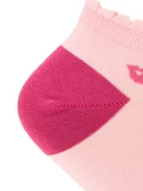 Calcetines tobilleros color rosa claro con detalles en fucsia en talón y puntera. Presentan un pequeño logo de cisne en el lateral y volados en el borde superior.