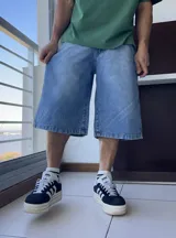 Bermuda de jean celeste, corte ancho y largo a la rodilla.