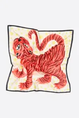 Pañuelo cuadrado de poliéster reciclado con estampado de tigre sobre fondo con estrellas.