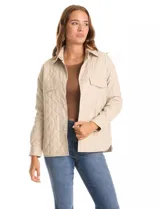 Chaqueta tipo camisa (shacket) de eco cuero color beige, con diseño acolchado en rombos, cuello camisero, botones frontales y dos bolsillos de parche en el pecho.