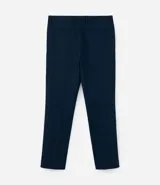 Pantalón slim fit de hombre color azul marino, con cintura con pasadores, cierre tradicional y bolsillos tipo cuchillo. Confeccionado con tecnología Performance para mayor respirabilidad y secado rápido.