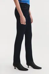 Pantalón de jean azul oscuro, de corte recto y tiro medio.