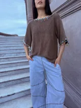 Remera tejida color marrón con hilado 100% algodón y cintas de piedras aplicadas en cuello y mangas.