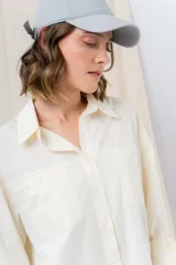 Gorra de béisbol color amarillo pastel, con visera curva y logo de Peach bordado en el frente. Ajustable en la parte trasera.