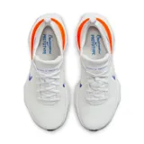 Championes de running Nike Invincible 3 Blueprint de mujer, color blanco con detalles en azul y naranja.