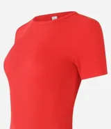 Blusa color beige de viscosa con elastano, de manga corta, cuello redondo, textura acanalada y bajo ondulado.