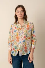 Camisa de manga larga con cuello clásico y estampado floral multicolor.