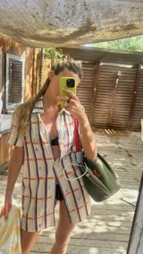 Camisa oversize a cuadros con botones frontales, confeccionada en lino y algodón.