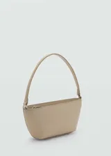 Bolso pequeño color beige, con efecto piel, asa de hombro, diseño ovalado, cierre de cremallera y forro interior.