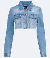 Campera cropped de jean celeste con cuello camisero, cierre frontal con botones metálicos, bolsillos delanteros y barra desflecada.