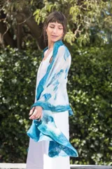 Echarpe blanca de gasa de seda natural con lana Merino superfina en tonos azules y turquesas, con volados en los extremos.