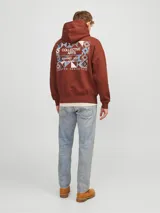 Hoodie color marrón con capucha y manga larga, de corte oversize.