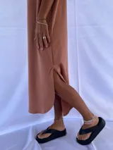 Vestido gris de morley de algodón, corte recto y mangas cortas.