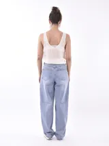 Musculosa negra de tela traslúcida con breteles finos y lazos laterales.