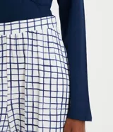 Pijama largo de dos piezas: blusa de manga larga con cuello en V y pantalón con estampado de cuadros grid.