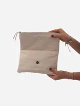 Sobre de fiesta negro charolado con cierre de solapa imantada y tira de cuero para sujetar a la muñeca.