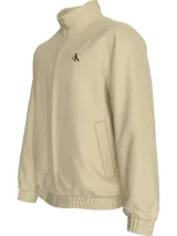 Campera color beige con cierre frontal, cuello alto, puños y bajo elásticos, bolsillos laterales y logo CK bordado en el pecho.