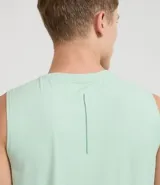 Musculosa deportiva sin mangas, color verde menta, con cuello redondo y un pequeño estampado centrado en el pecho con el texto "RUN CLUB".