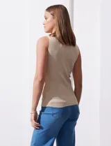 Musculosa color beige en tejido acanalado, marca Tahari, con cuello a la base y sin mangas.