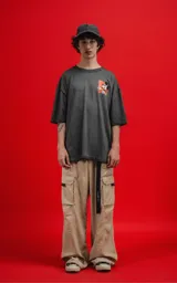 Remera negra de manga corta con cuello redondo y corte oversize. Estampado frontal con diseño de Mickey Mouse.
